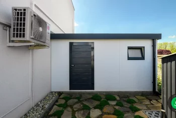 Vrata namontovaná ze zadní části garáže gardeon