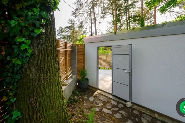 Dveře na garáži gardeon s bílou omítkou