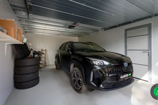 Interiér garáže gardeon se zaparkovaným autem
