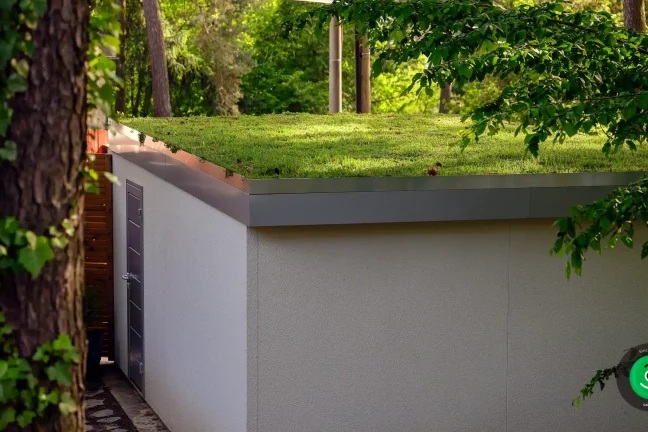 Detailní fotografie zelené střechy na garáži gardeon-2
