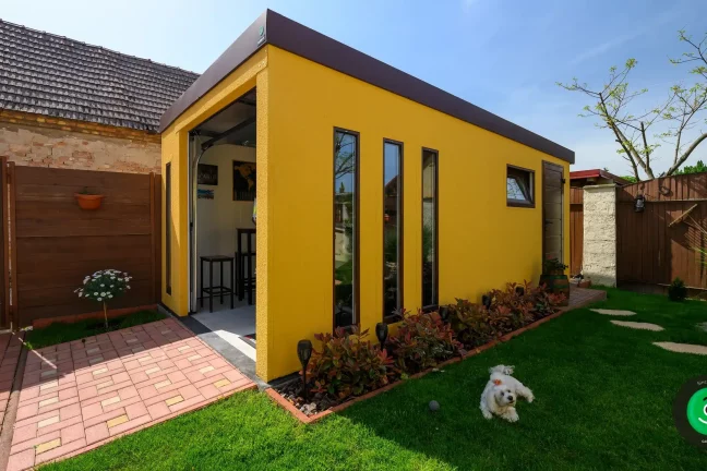 Žlutá omítka na garáži gardeon