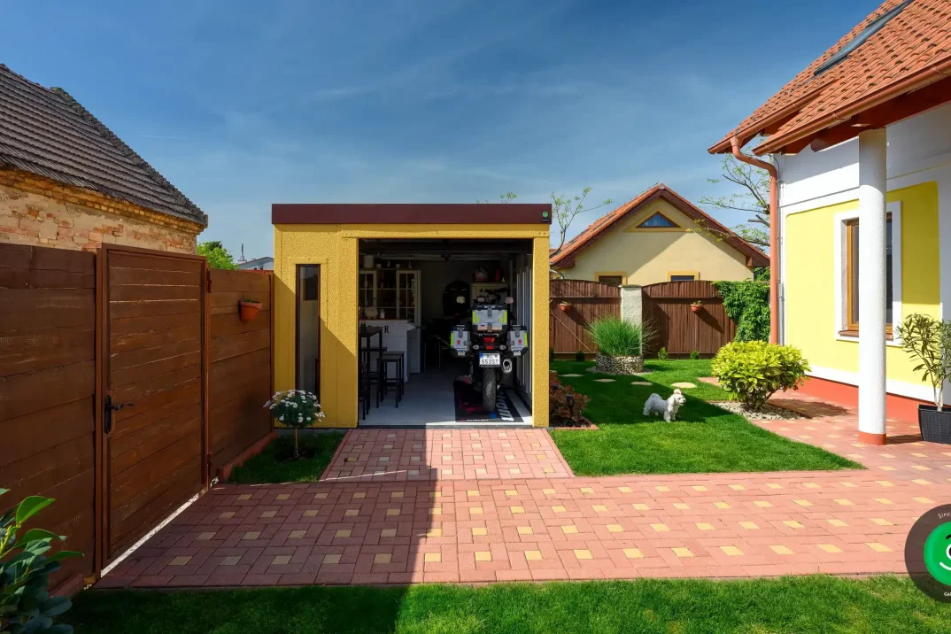 Gardeon menší garáž se žlutou omítkou