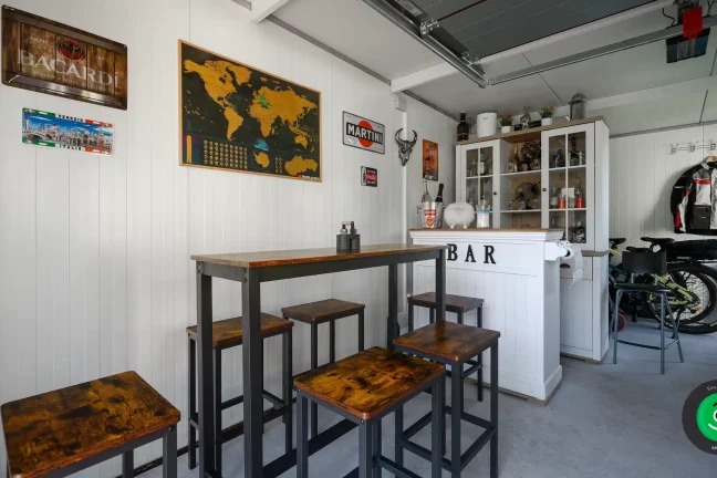 Menší letní posezení v garáži gardeon