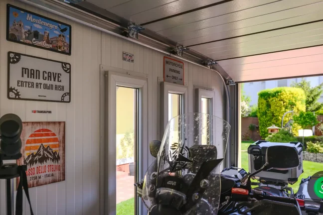 Detail pro zavěšení plakátů na stěnu garáže gardeon