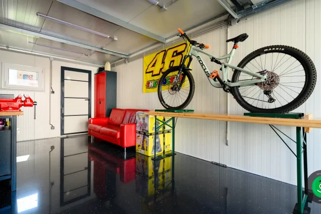 Interiér garáže gardeon s červeným gaučem