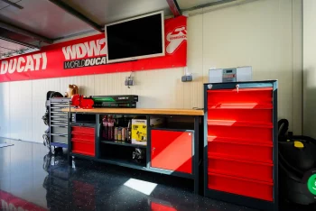 Interiér garáže Gardeon s televizí zavěšenou na stěně