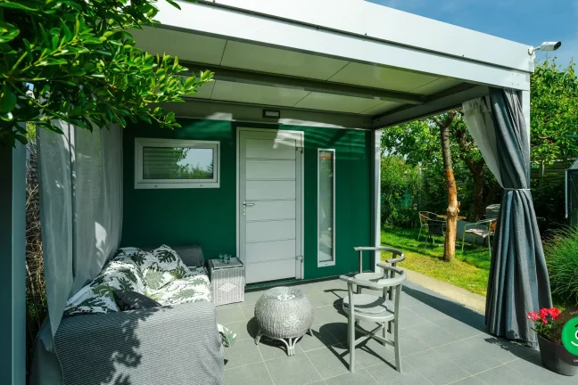 Letní posezení pod přístřeškem u zahradního domku