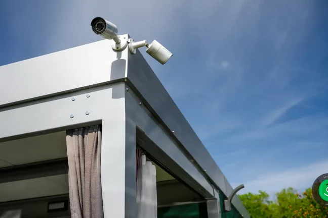 Detail na podkroví zahradního domku s kamerovým systémem