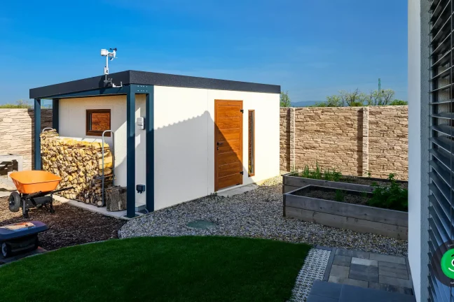 Zahradní domek s malou kůlnou na dřevo