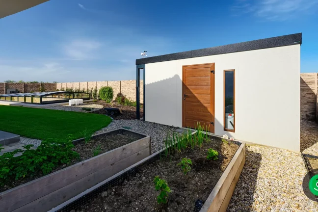 Zahradní domek gardeon v krásném prostředí zahrady