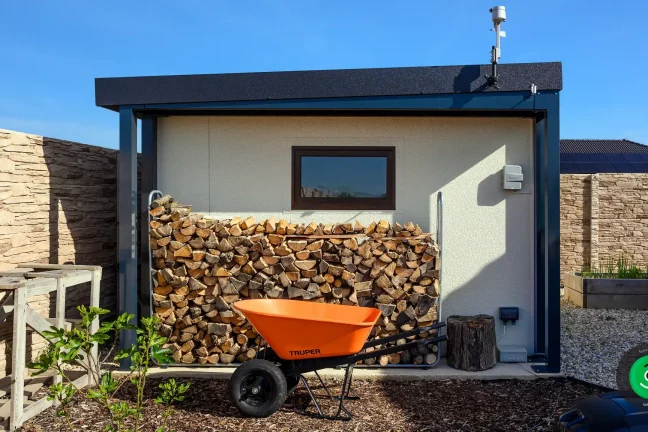 Úložný prostor na dřevo pod malým přístřeškem gardeon