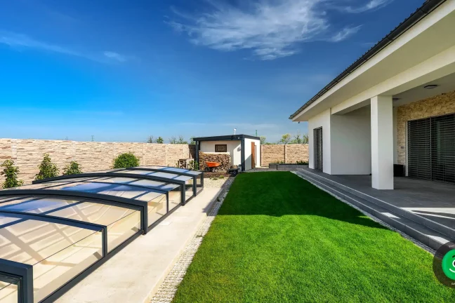 Zahrada rodinného areálu se zahradním domkem gardeon