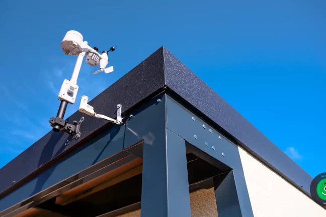 Meteorologická stanice instalovaná na zahradním domku gardeon