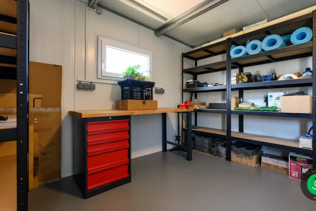 Vnitřní část gardeonu zahradního domku s policemi jako úložným prostorem