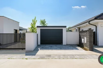 garáž s bílou omítkou