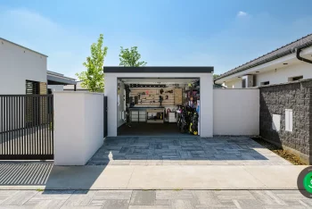 garáž s bílou omítkou a kutilským pultem