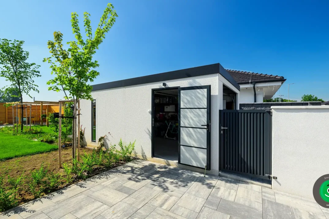 boční dveře na bílé garáži