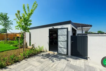 boční dveře na bílé garáži