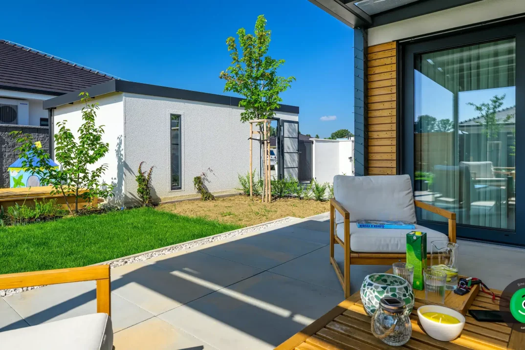 bílá garáž u zelené zahrady