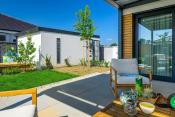 bílá garáž u zelené zahrady