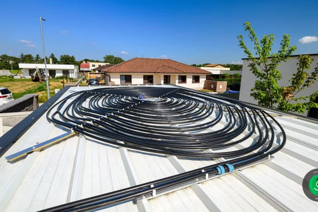 střecha bílé garáže