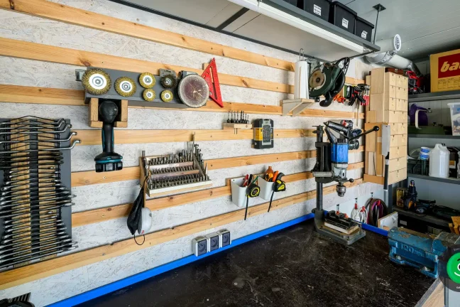 kutilský ponk v garáži