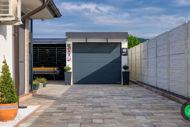 malá garáž se sekčními vraty