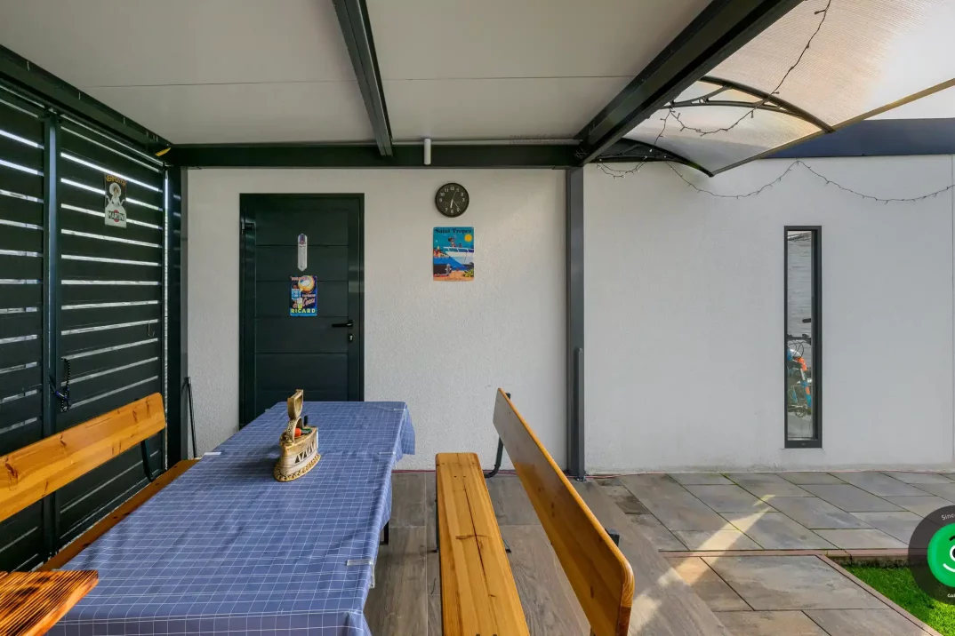 posezení pod přístřeškem vedle garáže