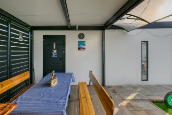 posezení pod přístřeškem vedle garáže