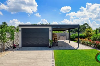 garáž s velkým přístěškem