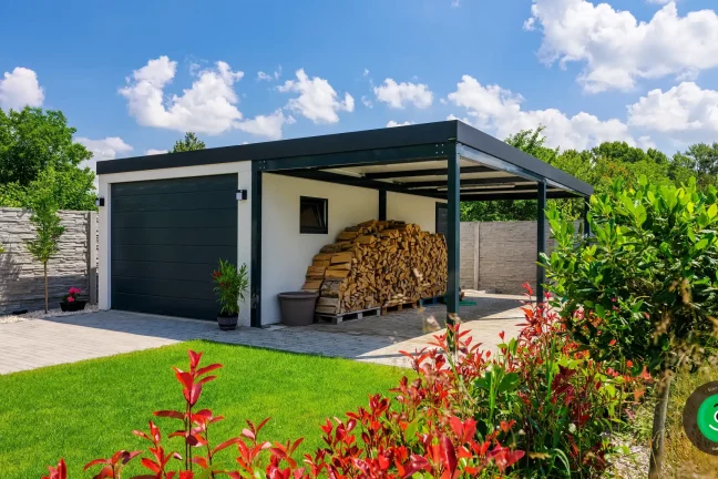 přístřešek vedle garáže na odkládání dřeva