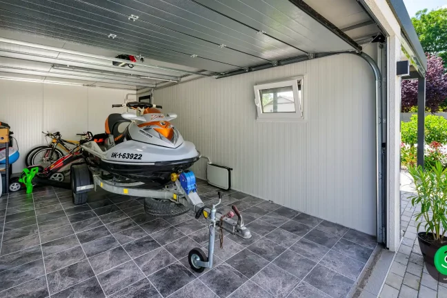 vnitřek garáže sloužící k odkládání sezónních věcí