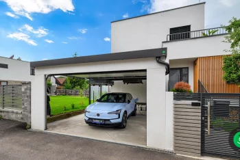 garážová vrata osazená k přístřešku pro auto