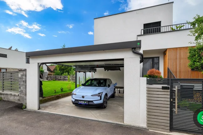 garážová vrata osazená k přístřešku pro auto