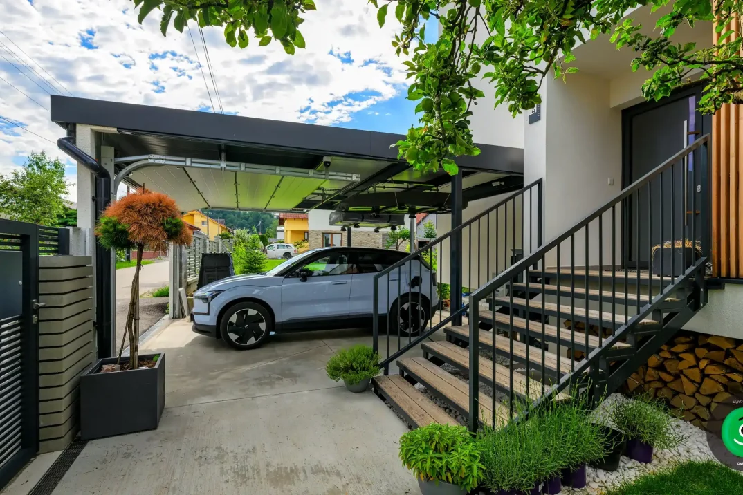 přístřešek pro jedno auto se sekční bránou