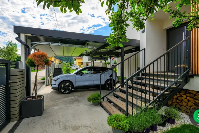 přístřešek pro jedno auto se sekční bránou