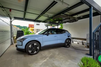 vnitřek přístřešku s garážovými vraty