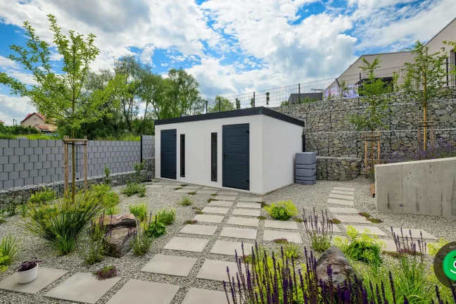 zahradní domek v rohu krásné velké zahrady