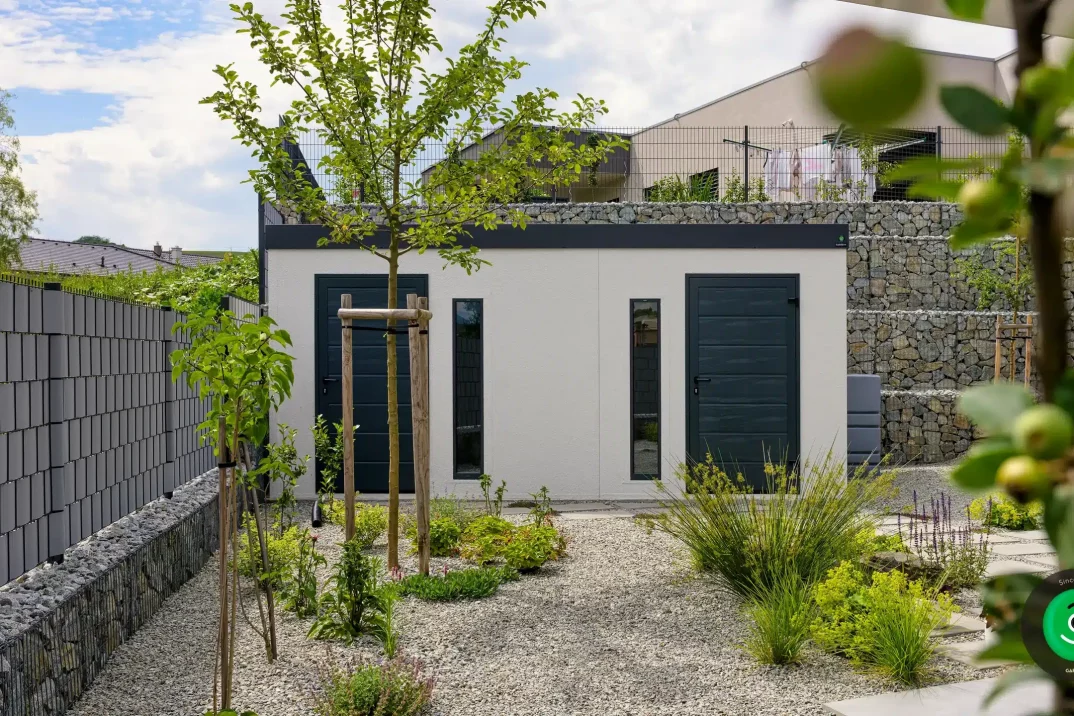 zahradní domek obklopený zelení