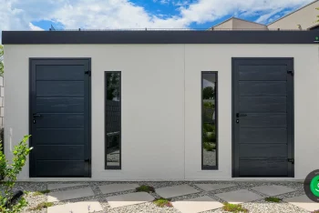 dveře a světlíky osazené do zahradního domku