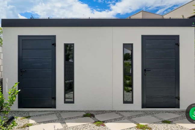 dveře a světlíky osazené do zahradního domku