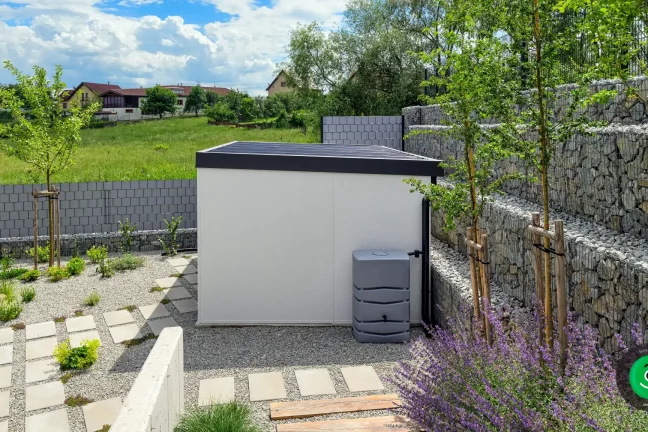 boční pohled na bílý zahradní domek