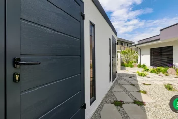 detailní fotka na dveře zahradního domku