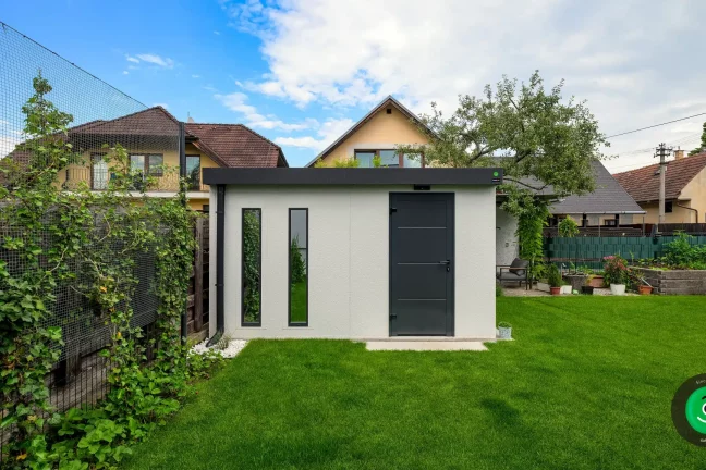 zahradní domek na kraji zelené zahrady