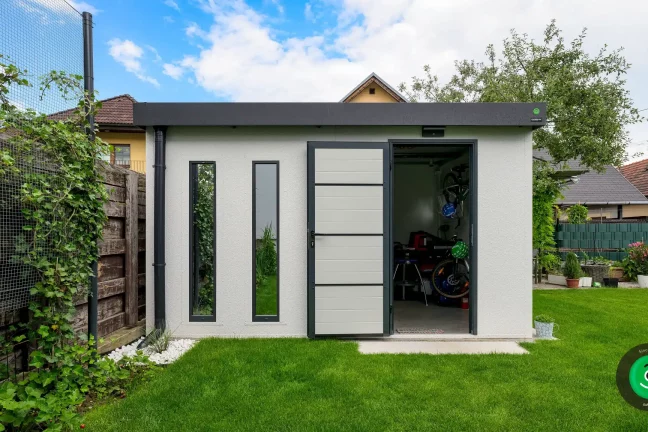 otevřené dveře od zahradního domku