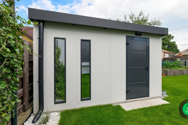 bílý zahradní domek s dveřmi a dvěma světlíky