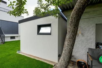 okno na boční stěně zahradního domku