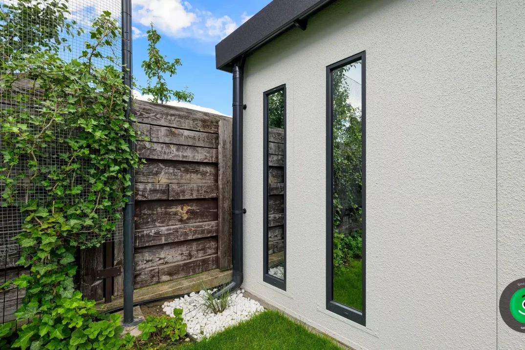 dva světlíky na boční straně zahradního domku