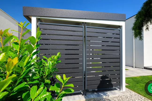 tmavá kovová výplň na přístřešku zahradního domku