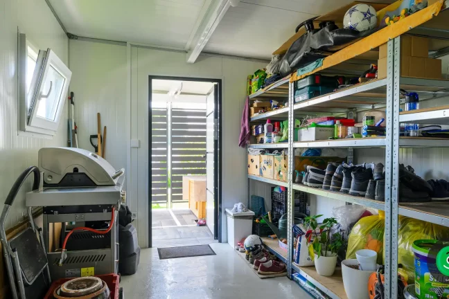 interiér zahradního domku s úložným prostorem